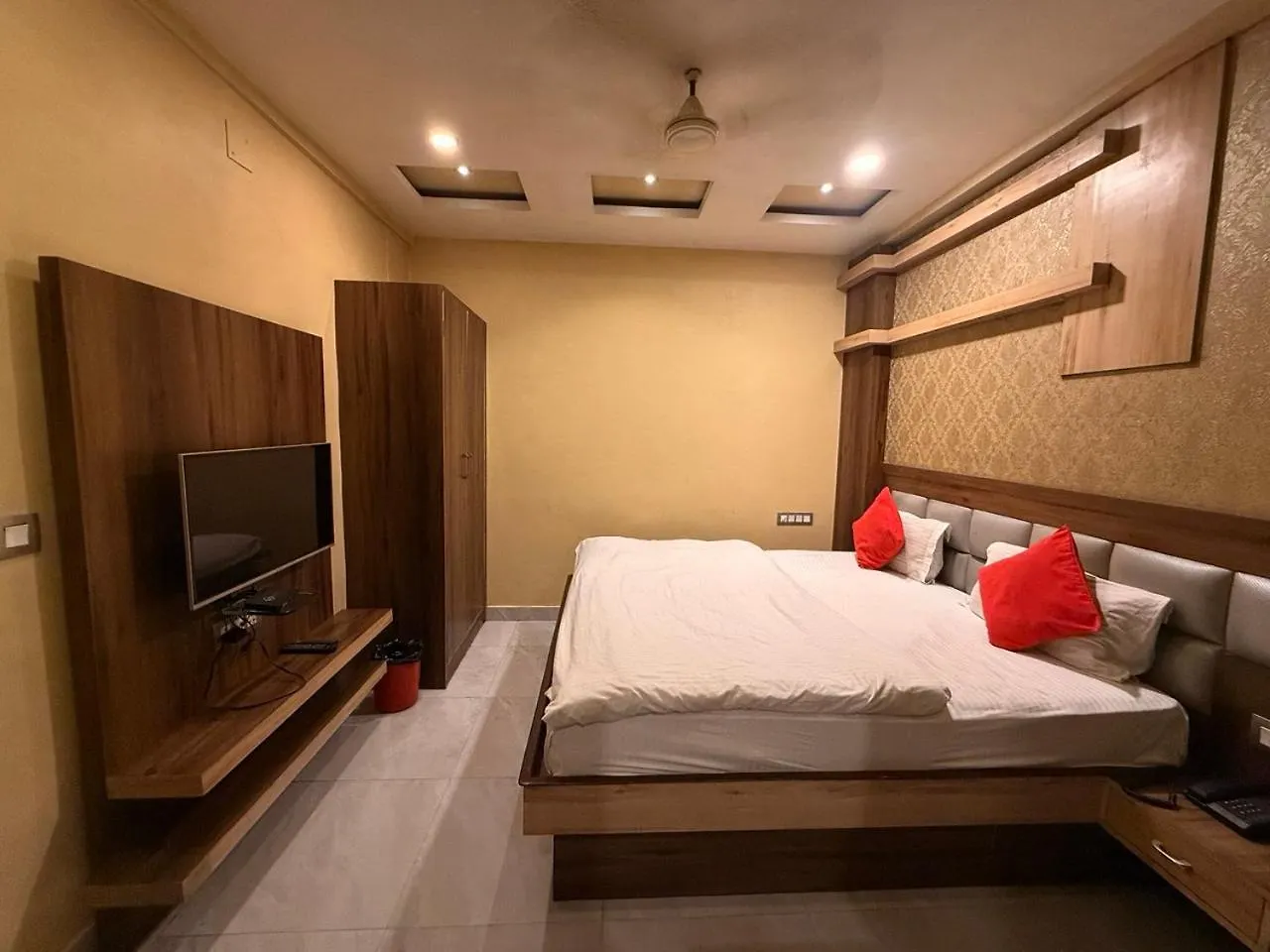 Raj Kamal Hotel Near Railway Junction Varanasi 4*,  India